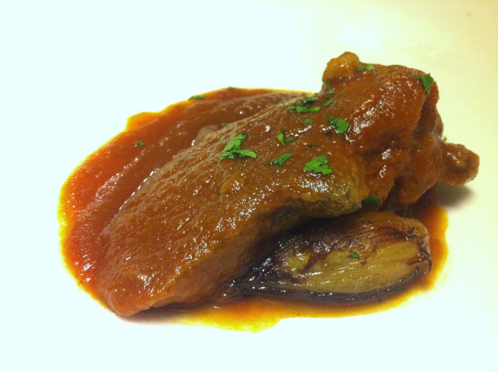Guiso de carrillera en salsa vizcaína con cebollitas glaseadas