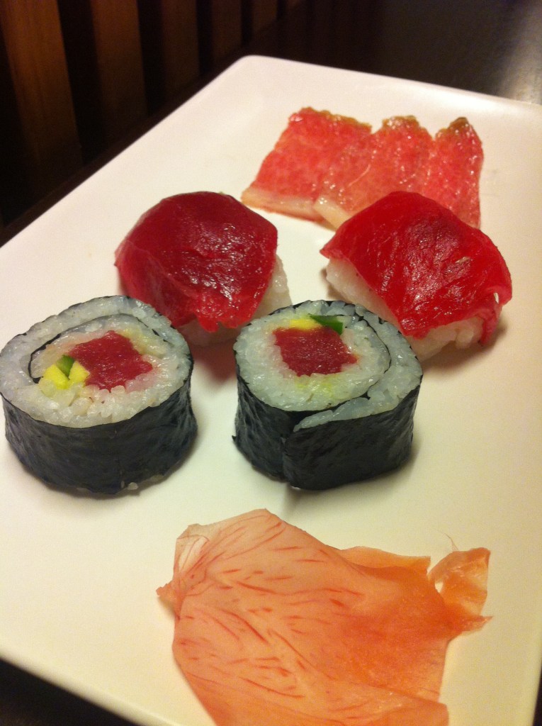 Maki de atún con aguacate y trigueros Niguiri tradicional de atún Sashimi de ventresca