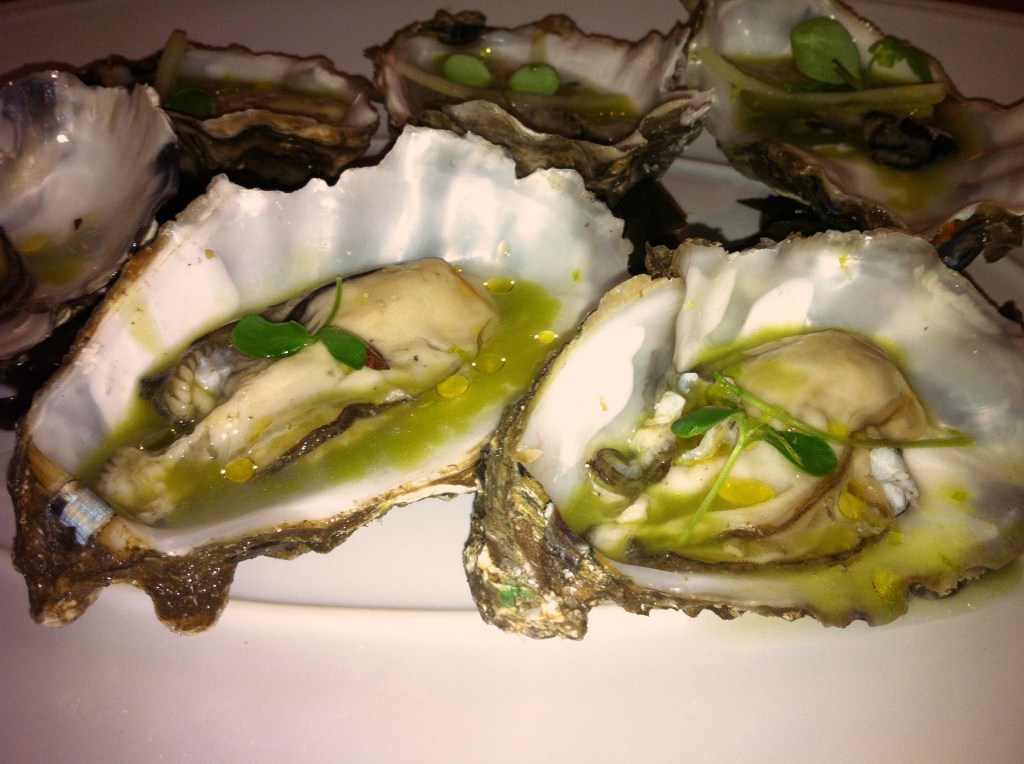 Ostras del Eo con Agua de Pepino y Manzana