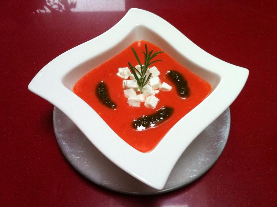 Gazpacho de sandía con aceite de albahaca y queso&nbsp;feta