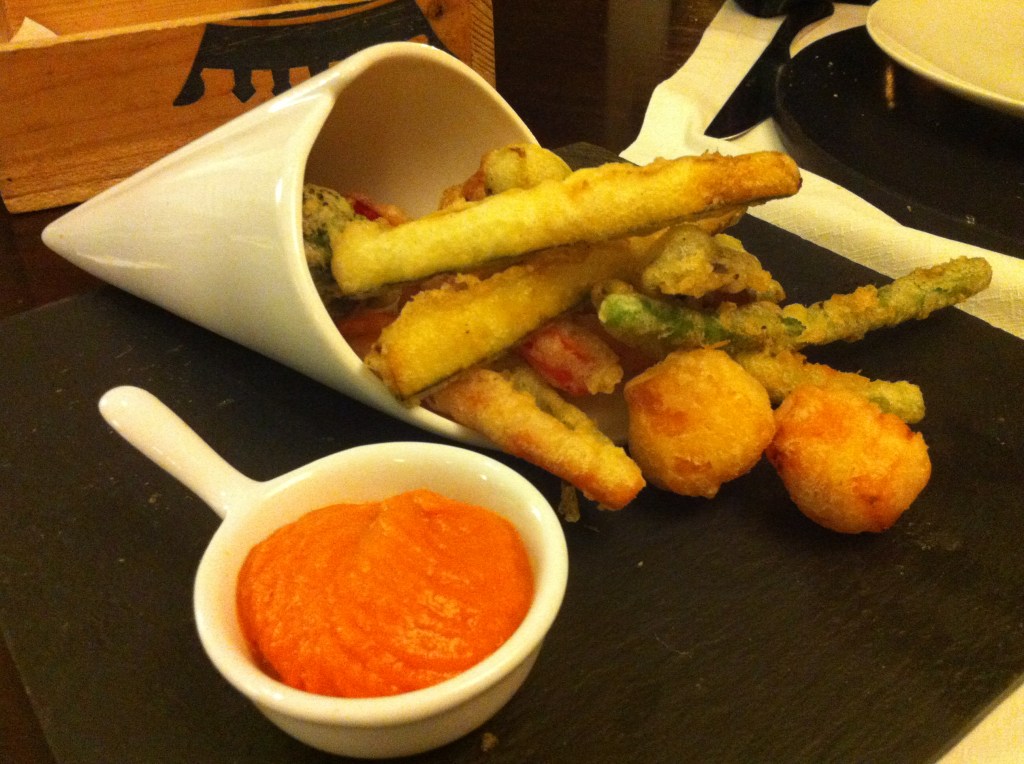 Tempura de verduras con salsa romesco
