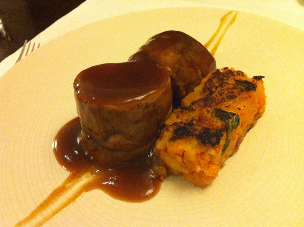 Lechal deshuesado con patata, berza y bacon