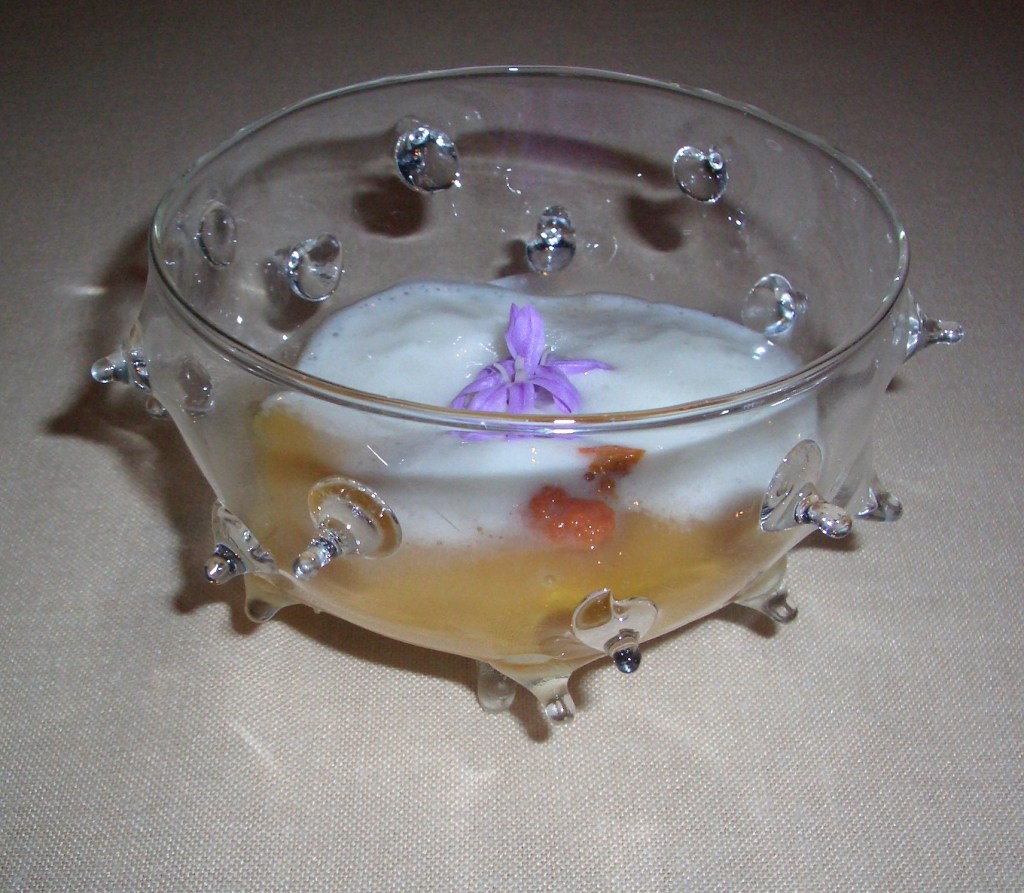 Ajoblanco cuajado, caramelo de erizo y lichi