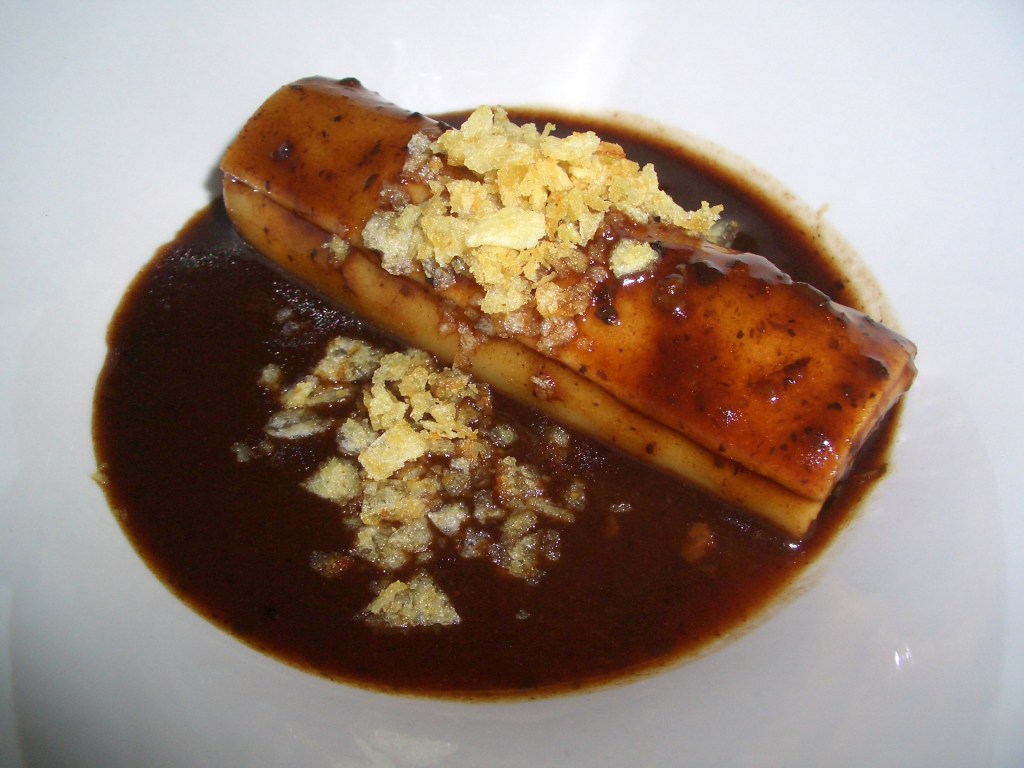 Cilindro de rabo de toro con salsa de trufa