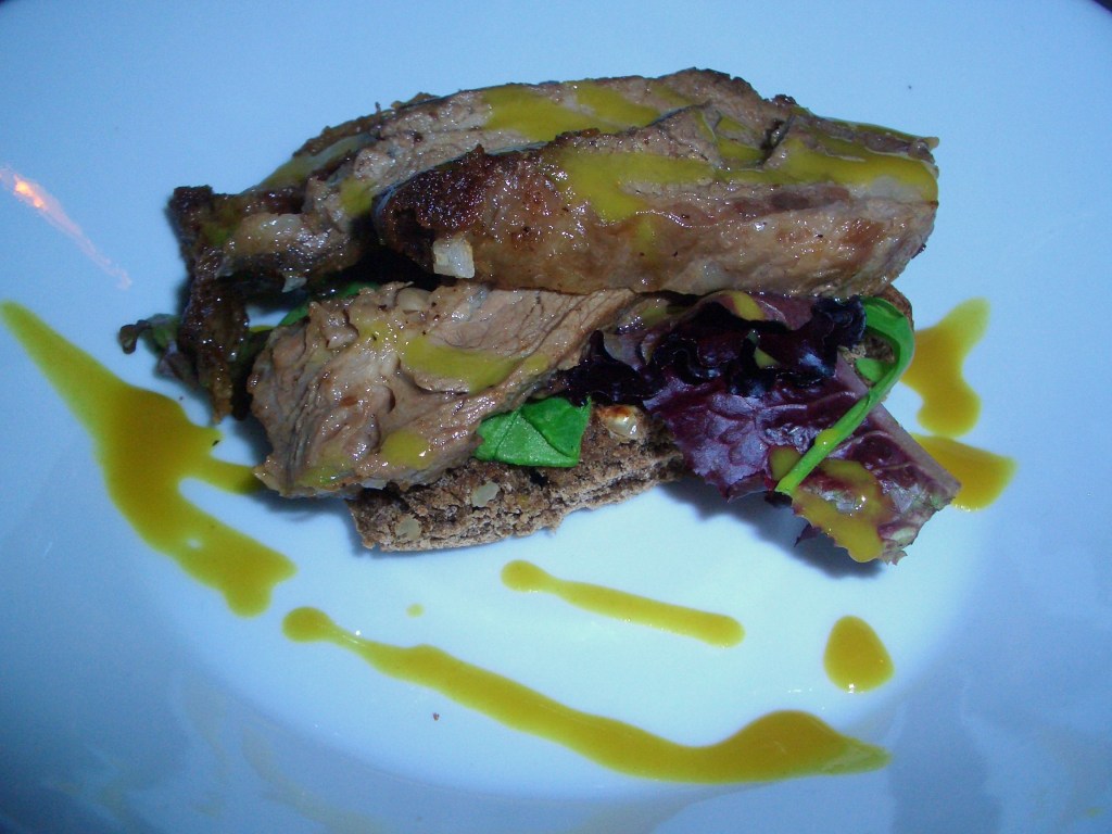 Tosta de pluma ibérica con tomates secos en aceite de oliva y salsa de mostaza de estragón