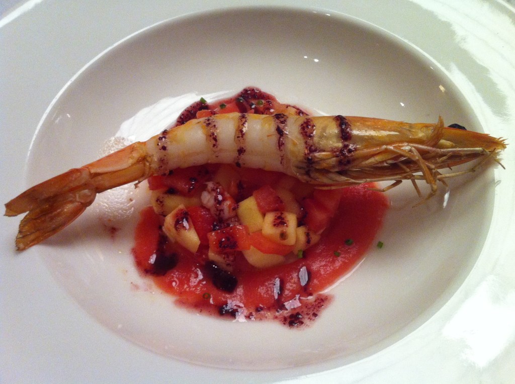 Ensalada de Langostino con Sopa de Tomate y Picada de Manzana y Tomate
