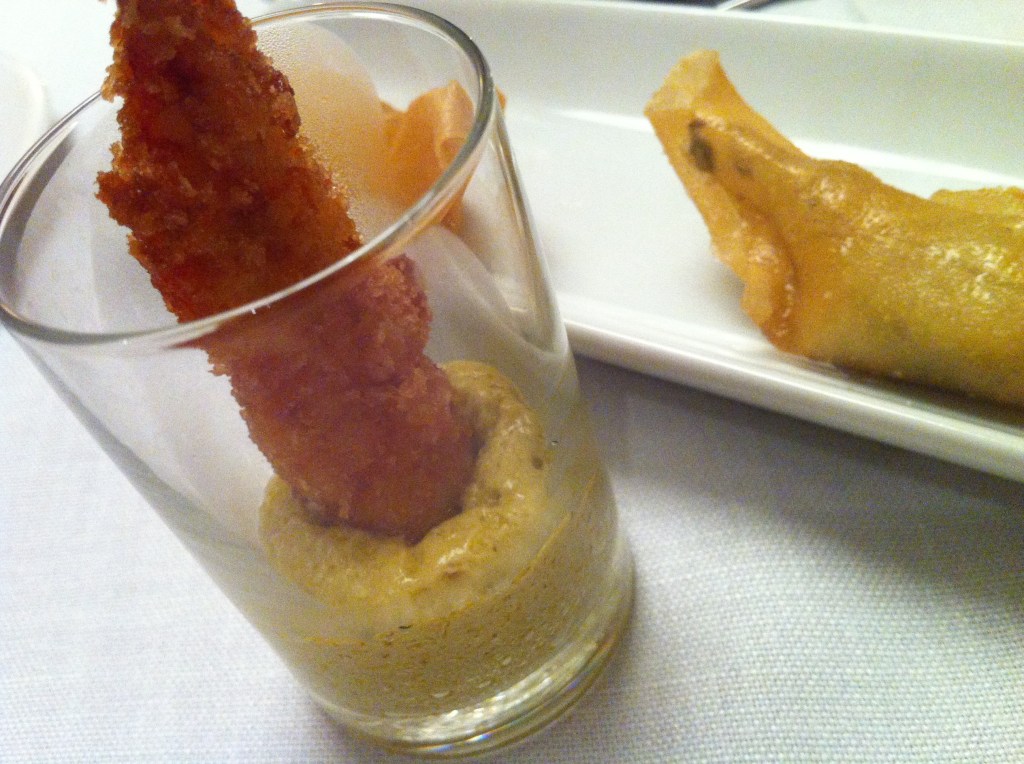 Crujiente de Queso La Peral y Brocheta de Gamba con Espuma de Aguacate