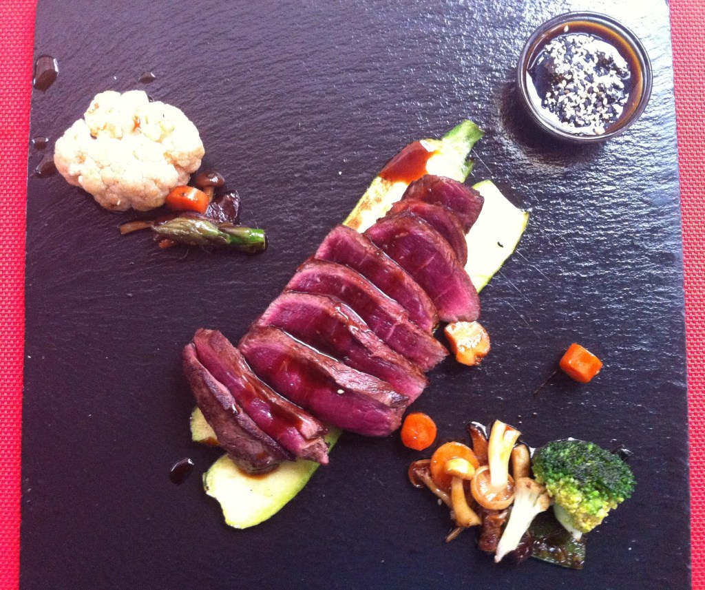 Teppan yaki de solomillo de ternera y verduras con salsa teriyaki