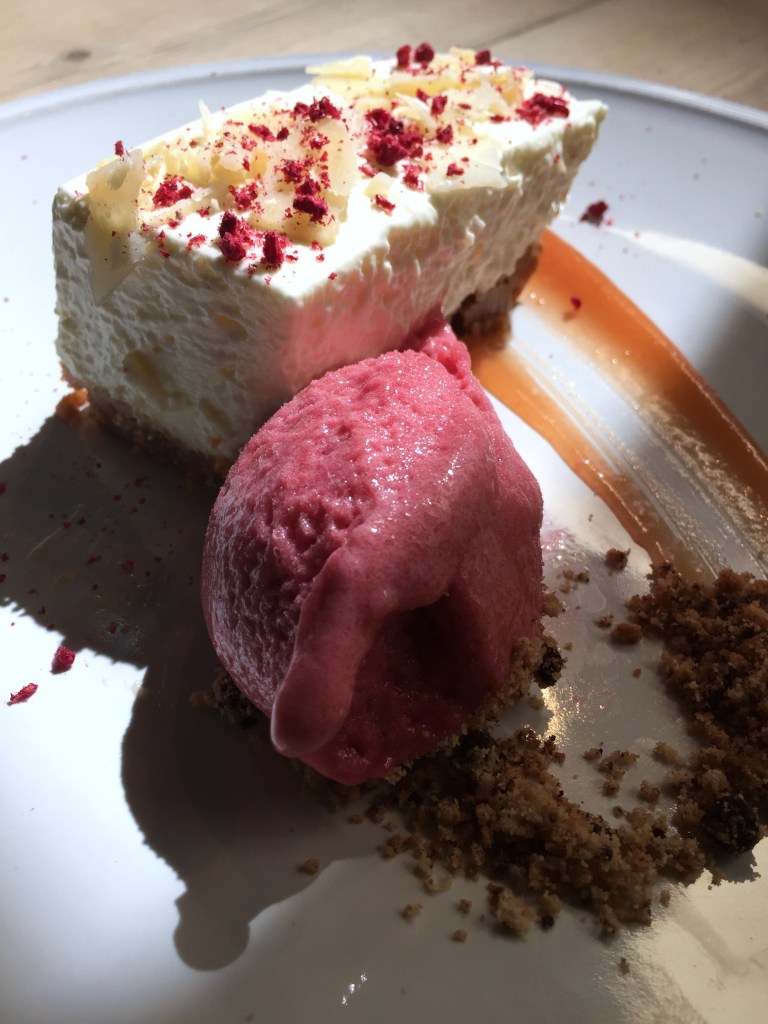 Tarta de queso con helado de frambuesa
