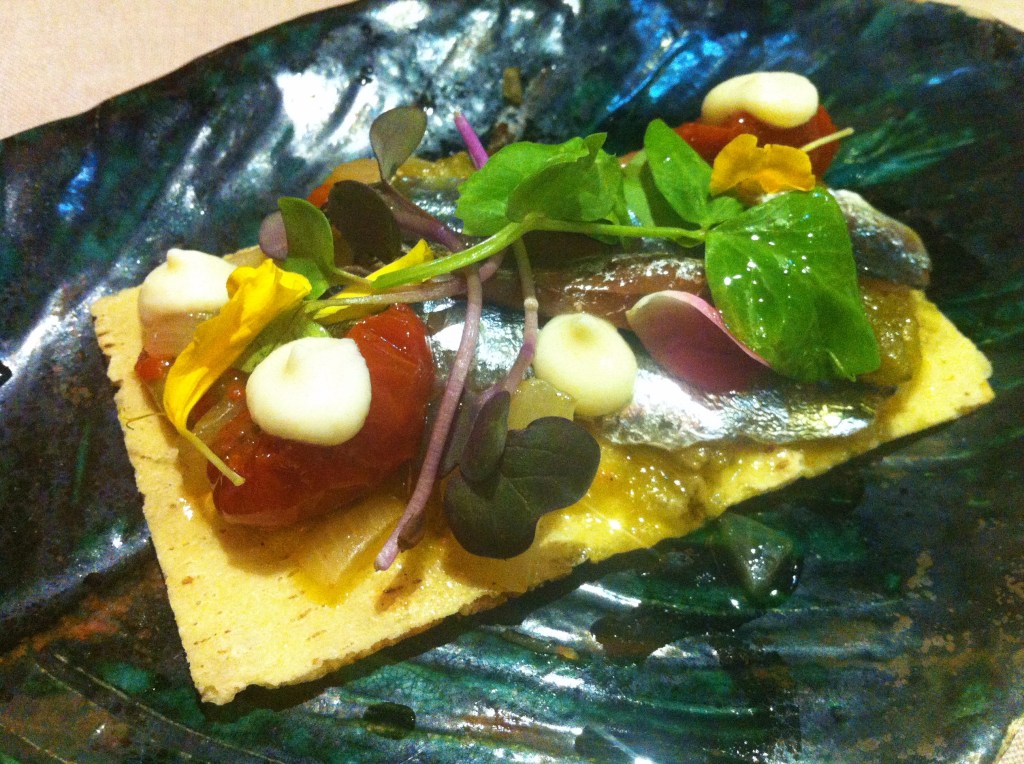 Coca de pan de arroz, verduras asadas al fuego y sardinas salonas.