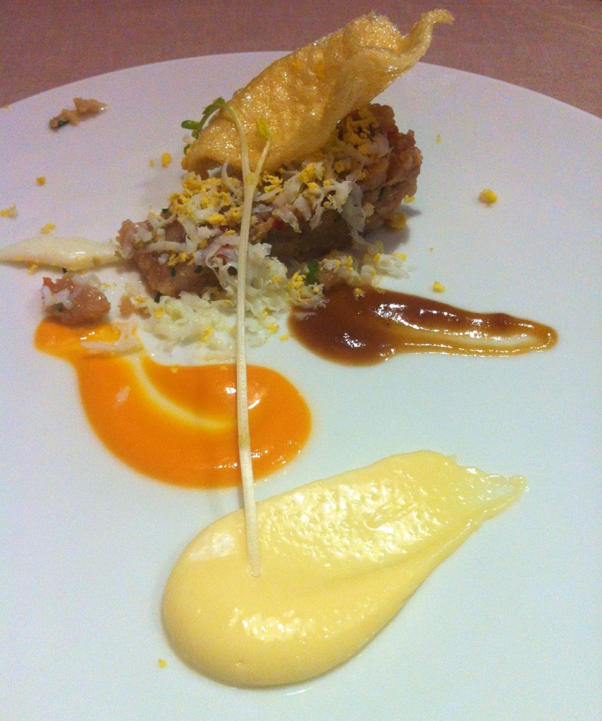 Tartare de bonito acompañado del caldo tostado de sus espinas