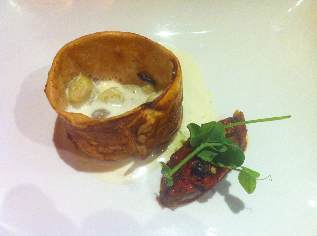 Empanada gallega a modo de soufle, bacalao y frutos dulces.