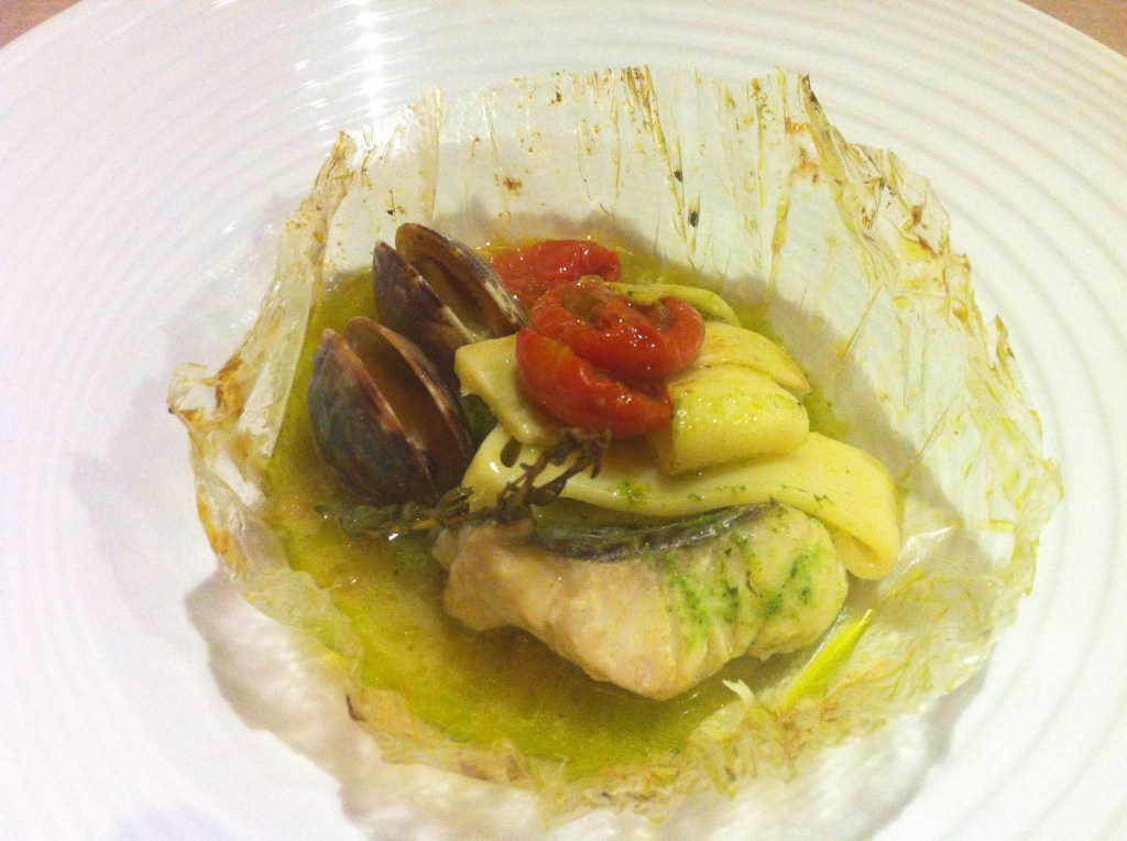 Corvina en papillote, crema tostada de mantequilla, pasta fresca y frutos de temporada.