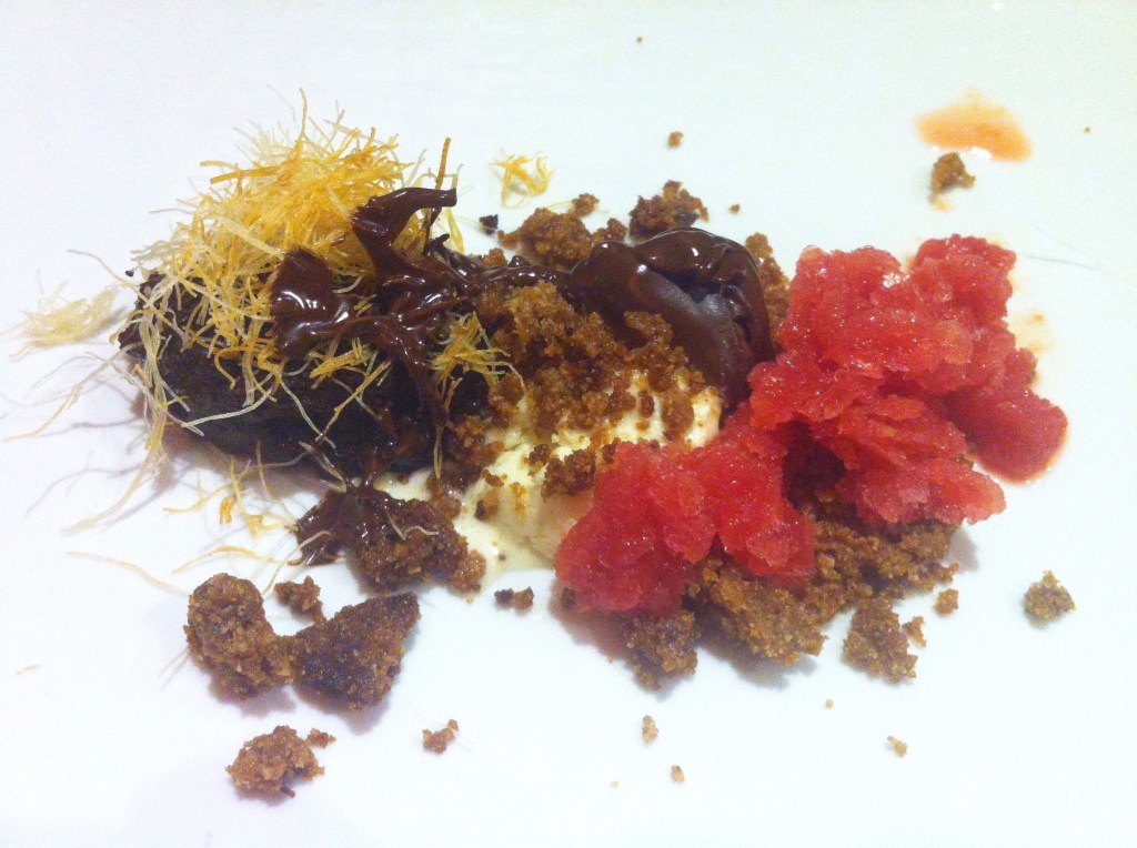 Semifrío de chocolate blanco, galleta de muscovado y granizado.