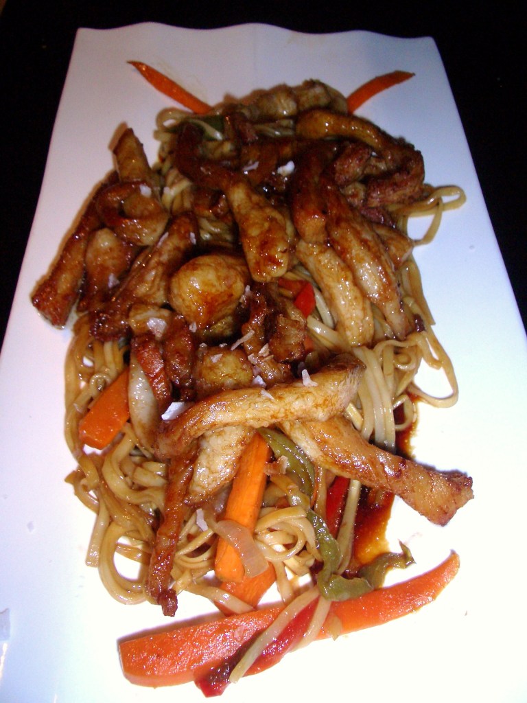 Secreto ibérico salteado con noodles y teriyaki