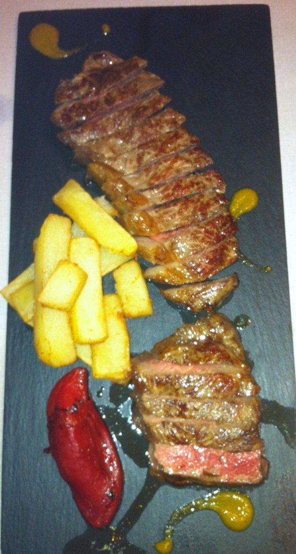 Entrecot de buey del Valle del Tietar con patatas y piquillos