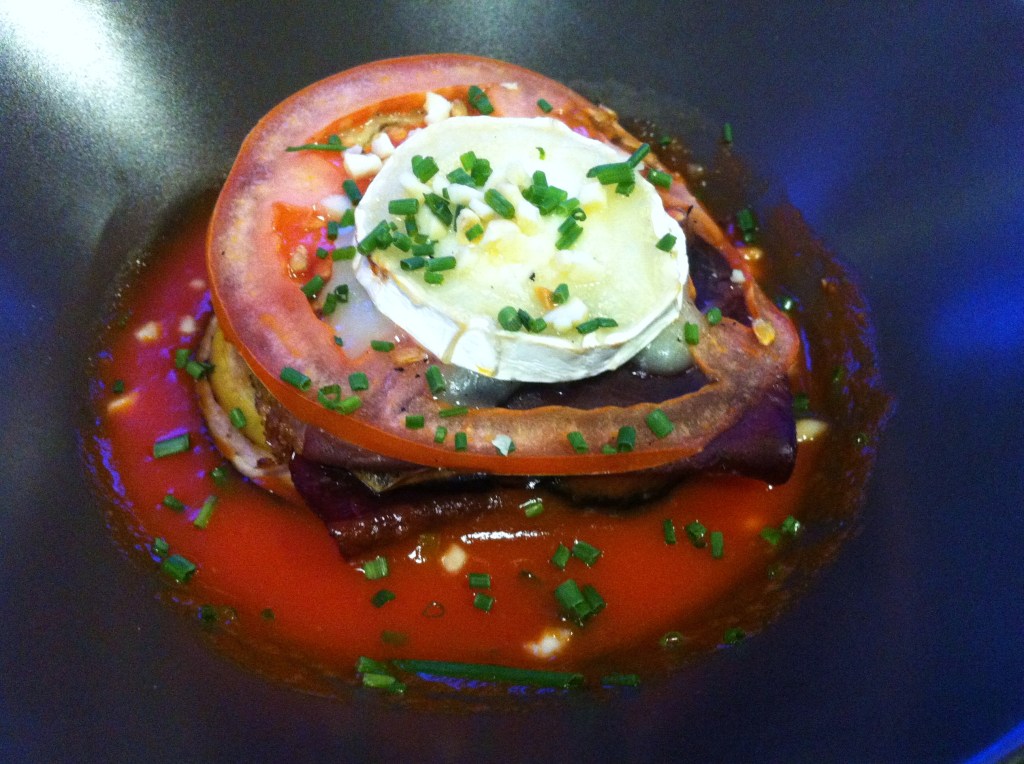 Primero: Milhoja de berenjena, manzana y cecina con queso de cabra