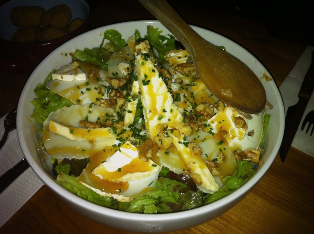 Ensalada de quesos asturianos con nueces y miel