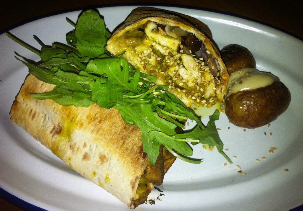 Fardo de pitu al curry, piñones y pasas