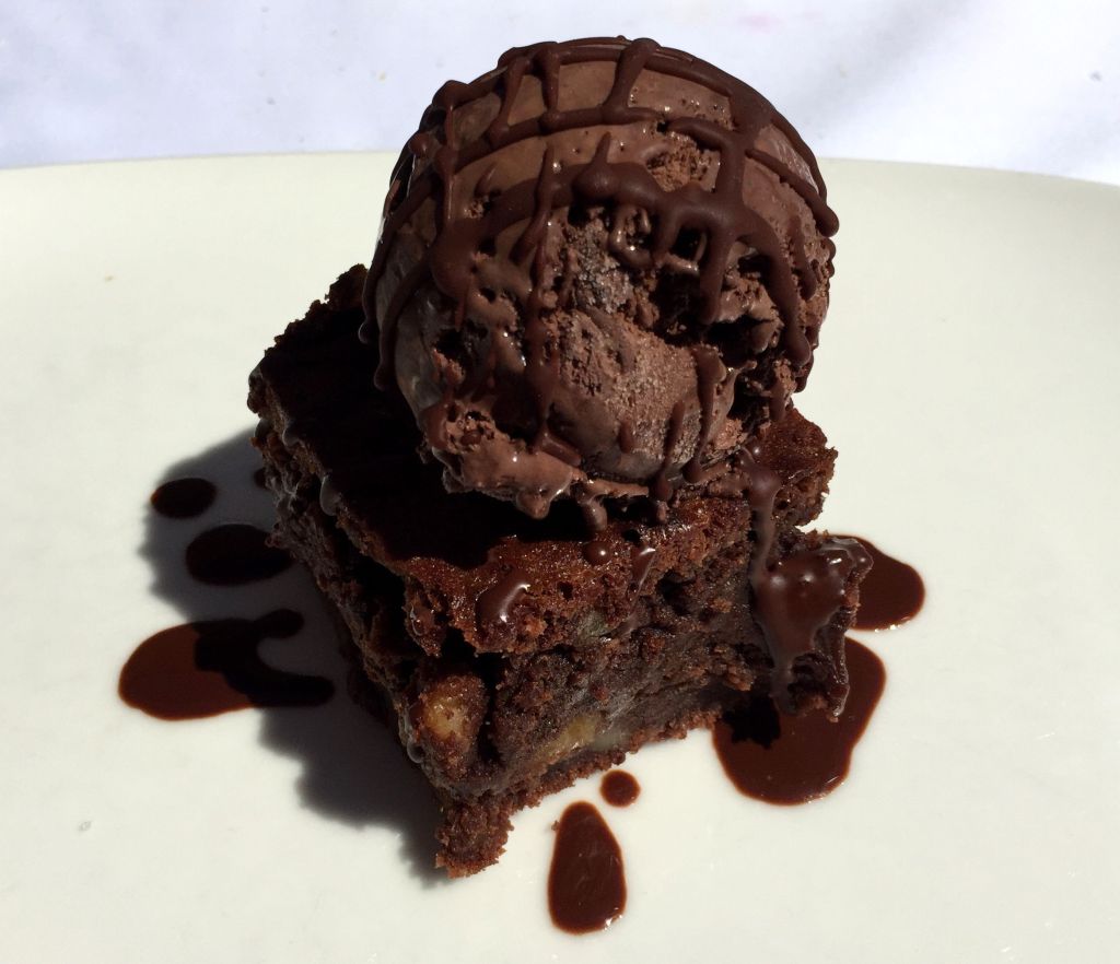 Brownie con helado de chocolate
