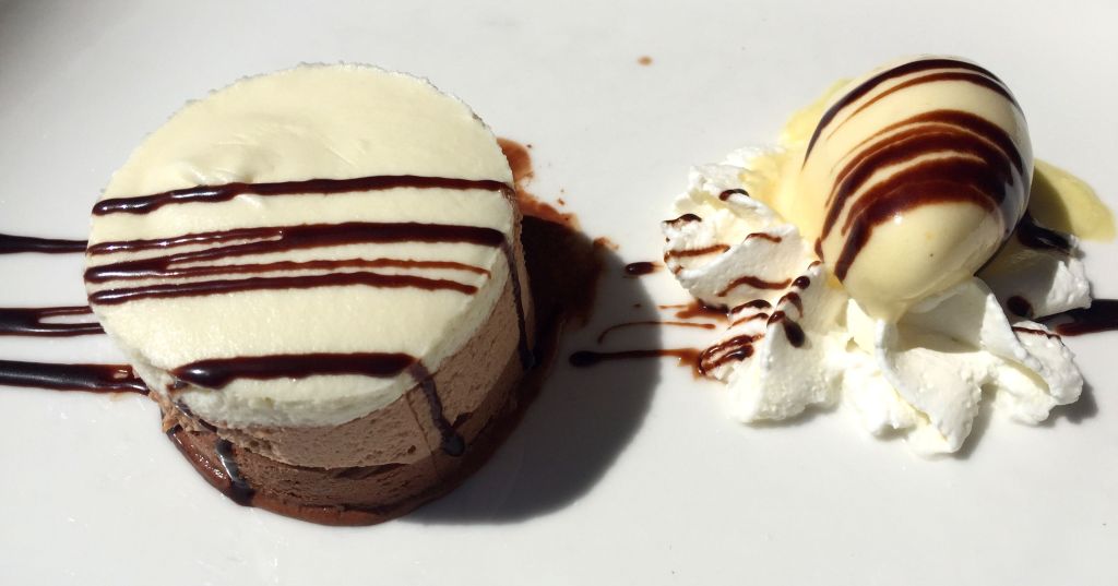 Tarta 3 chocolates con helado de piña