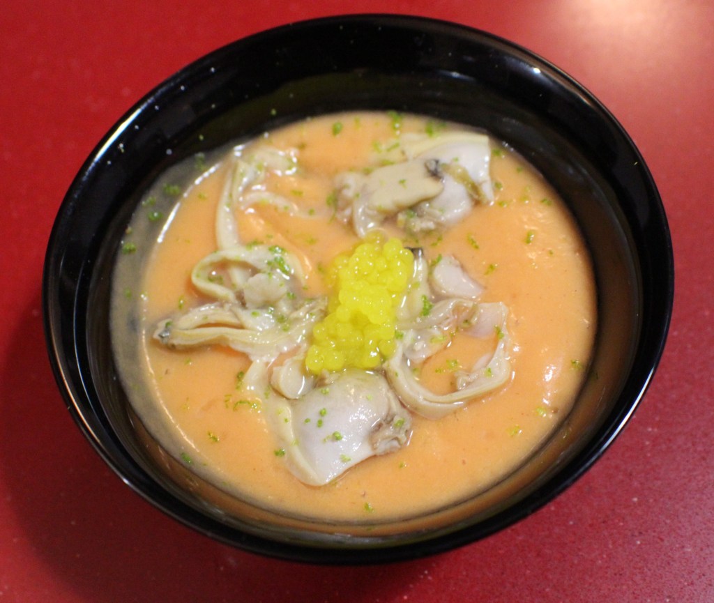 Gazpacho de caqui con almeja al natural y perlas de yuzu