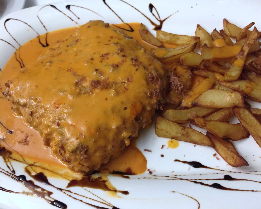 Cachopo de merluza del pincho con crema de gambas
