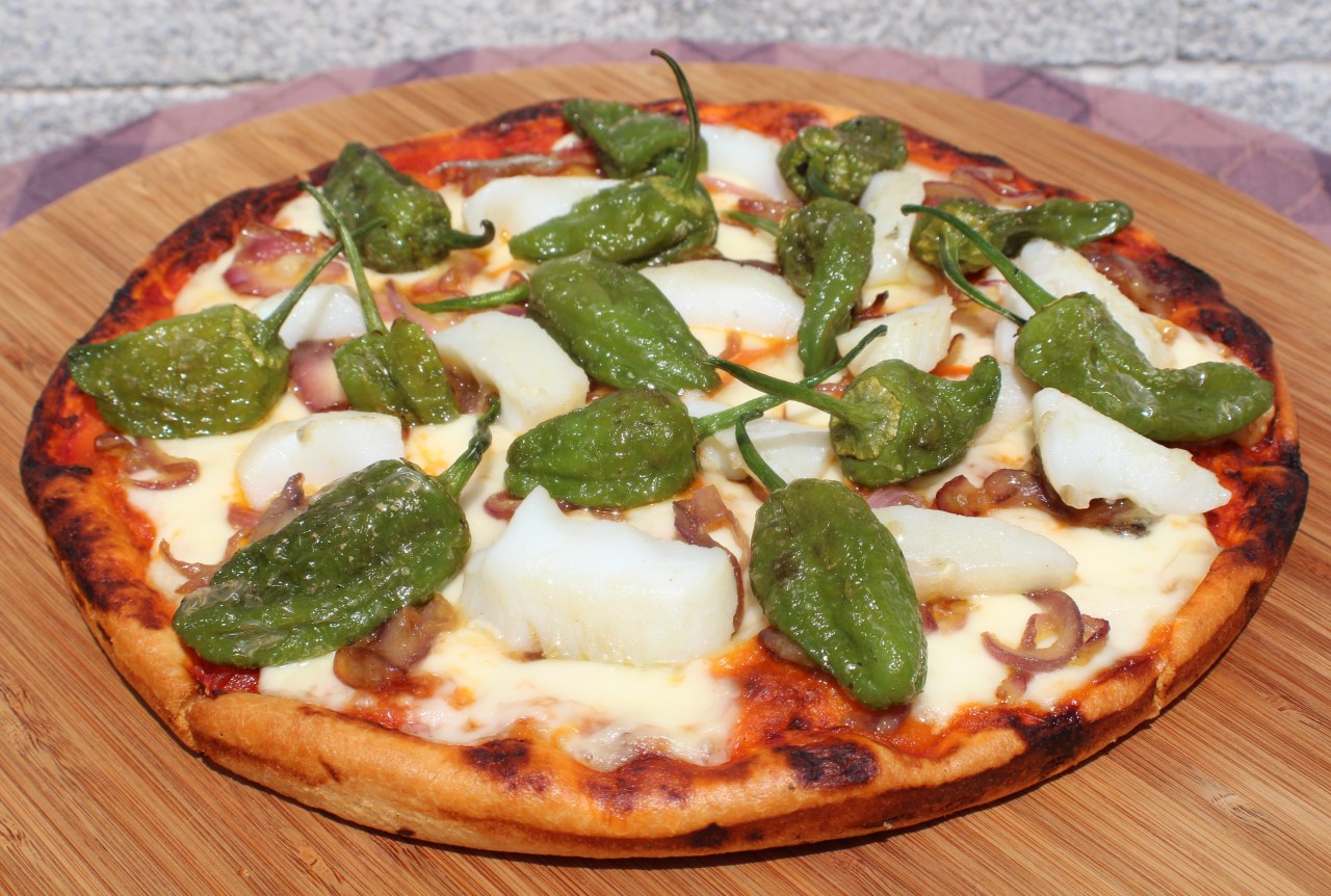 Pizza de Bacalao y Pimientos de&nbsp;Padrón