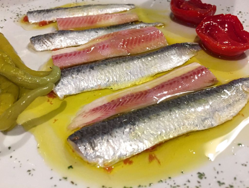 Pareja de hecho - Anguila ahumada y sardina en vinagre con tomates pera deshidratados