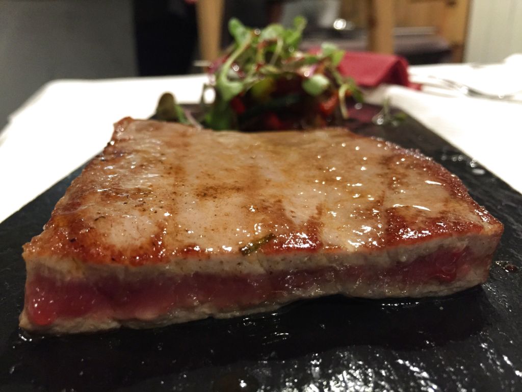 Lomo de atún rojo a la plancha con verduras teriyaki