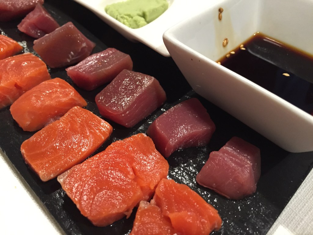 Sashimi de atun rojo de almadraba y salmón de Alaska