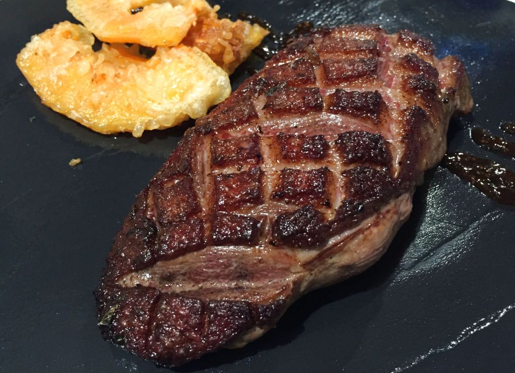 Magret de pato con caramelo de higos y tempura de calabaza