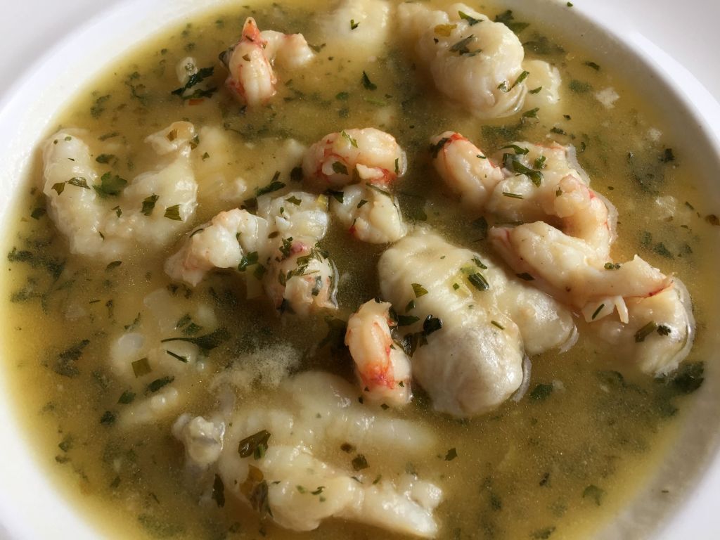 Cocochas de bacalao con langostinos