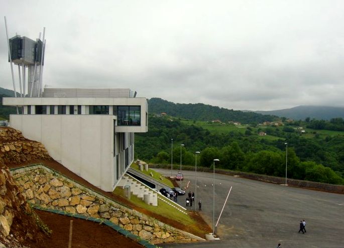 252895_195940767119097_4666389_n