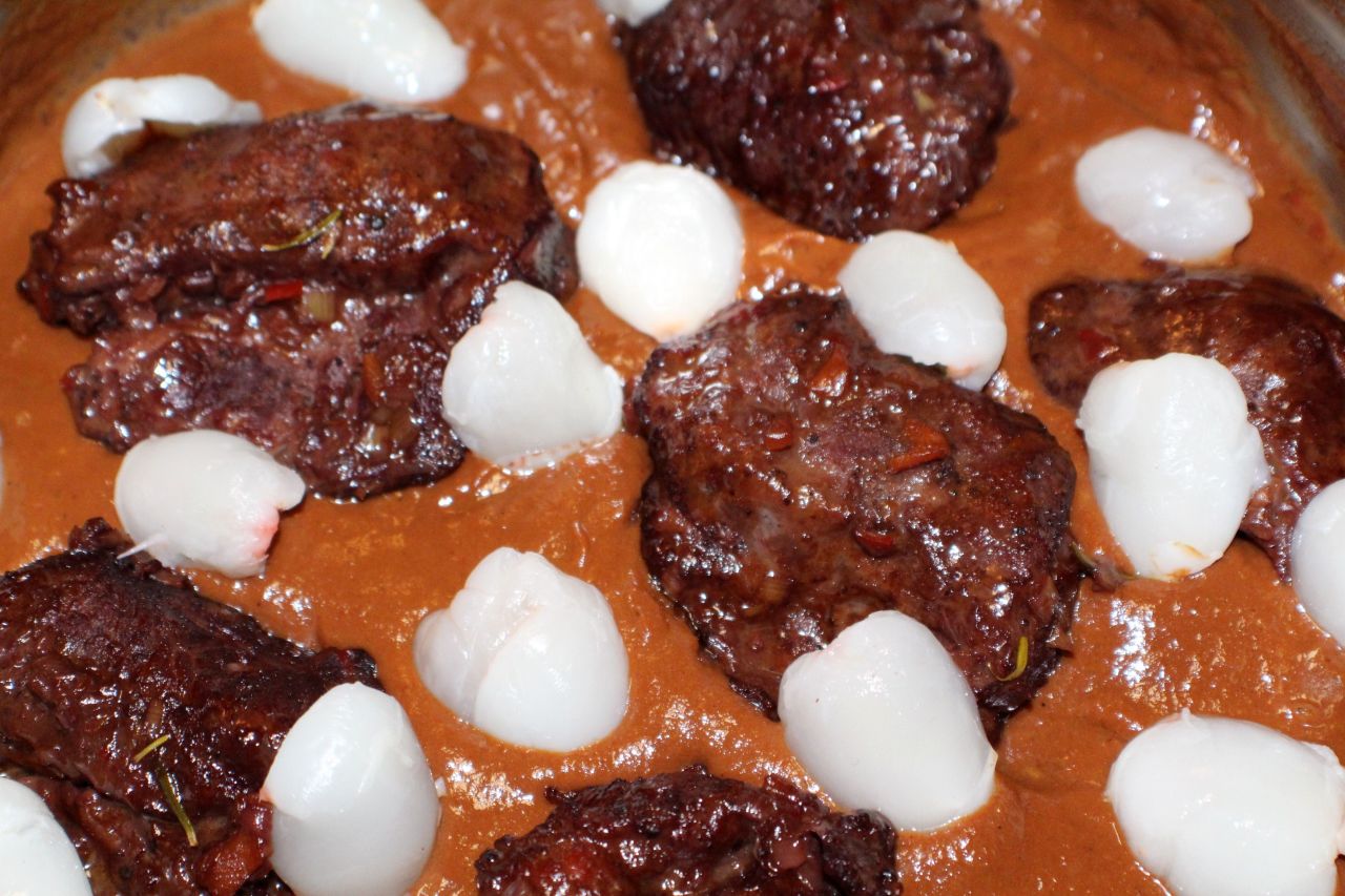 Carrilleras al Vino Tinto con&nbsp;Litchis