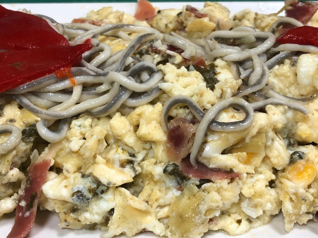 revuelto de ortigas, gulas y jamón