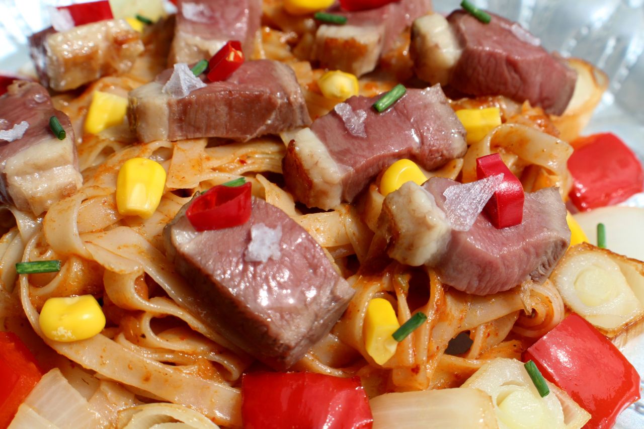 Noodles al Curry Rojo con Pato y&nbsp;Verduritas