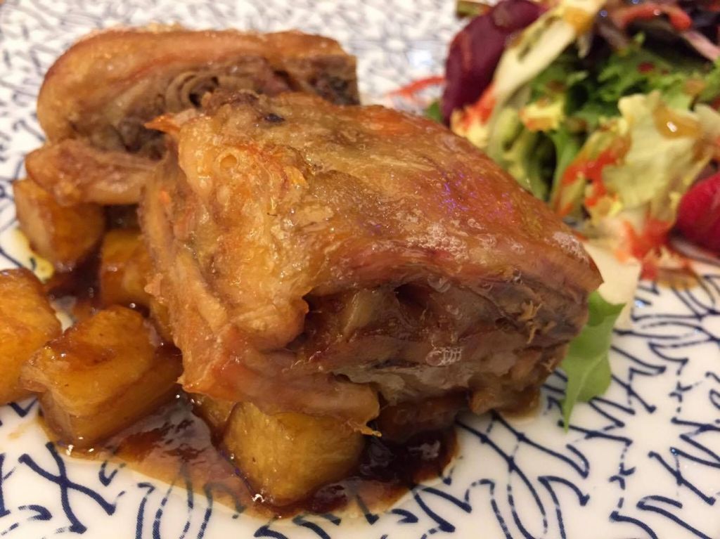 gochín_Asturcelta_con_piña_asada_y_ensalada_de_frutos_rojos