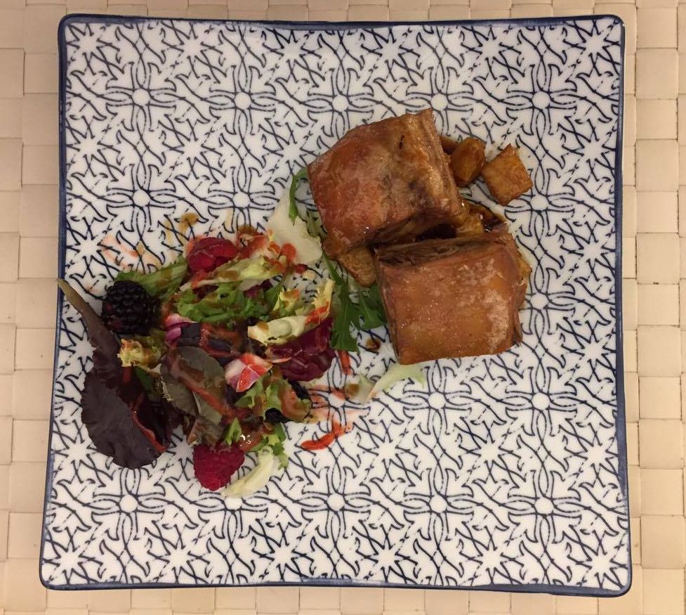 gochín_Asturcelta_con_piña_asada_y_ensalada_de_frutos_rojos