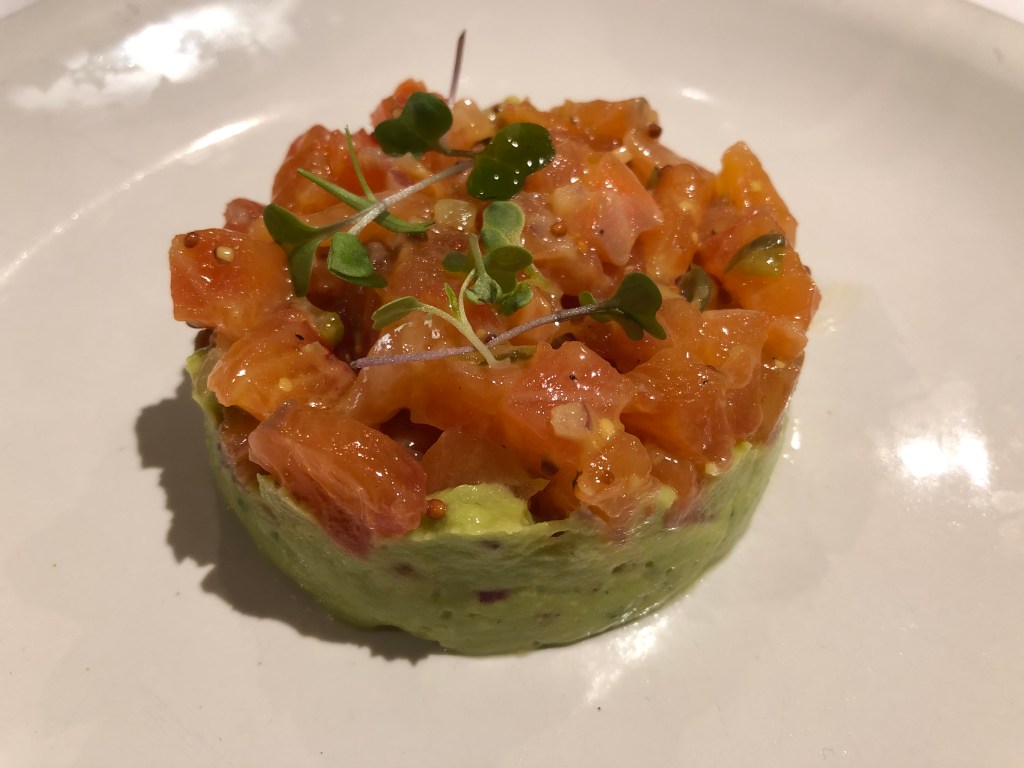 Tartar de aguacate y salmon