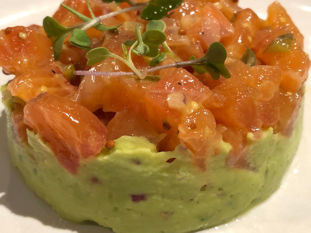 Tartar de aguacate y salmón