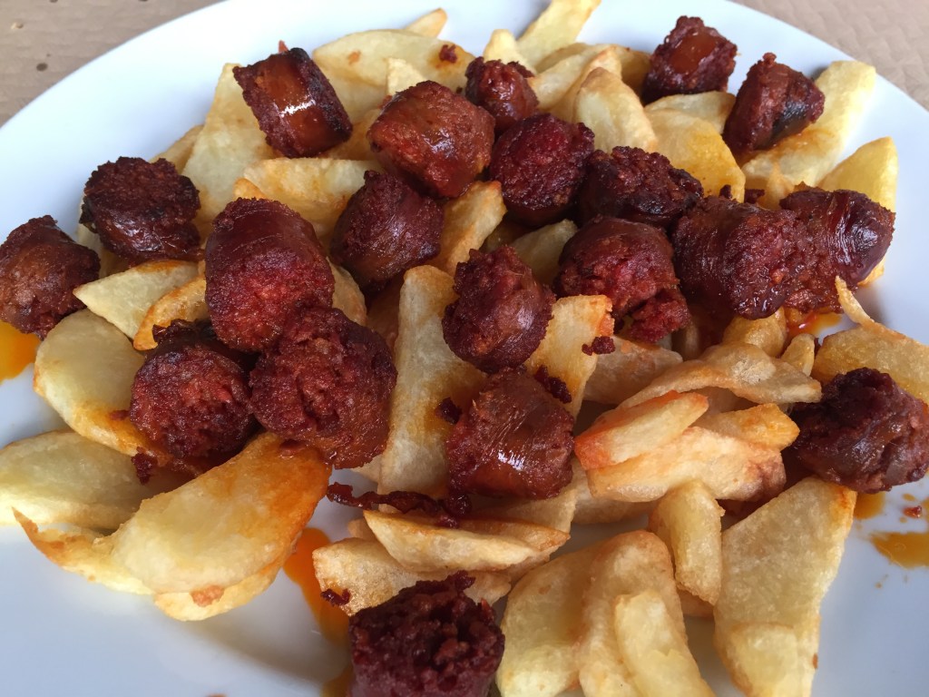 Chorizo con patatas fritas