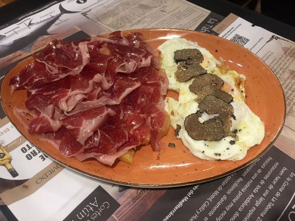 Huevos rotos con jamón de bellota y trufa