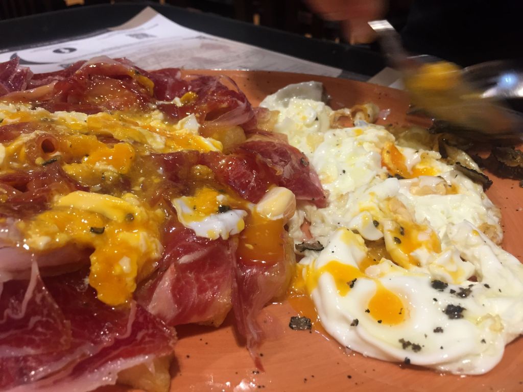 Huevos rotos con jamon de bellota y trufa