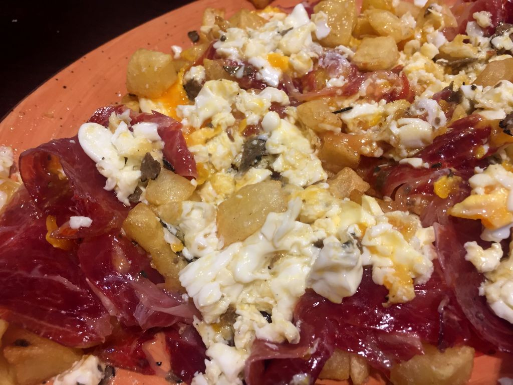 Huevos rotos con jamon de bellota y trufa