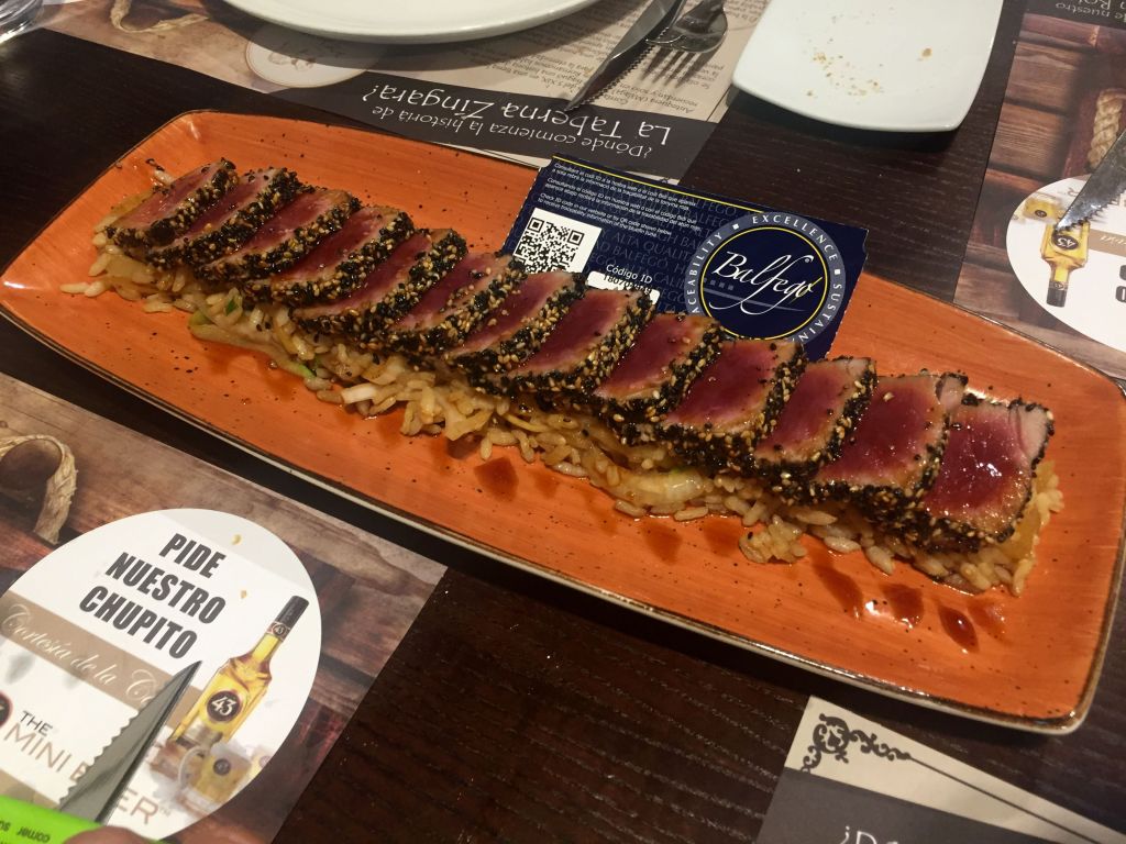 Tataki de atún rojo sobre wok de verduras y arroz thai