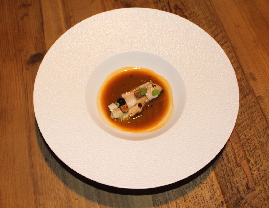 foie asado con lentejas, anguila ahumada y ajo negro