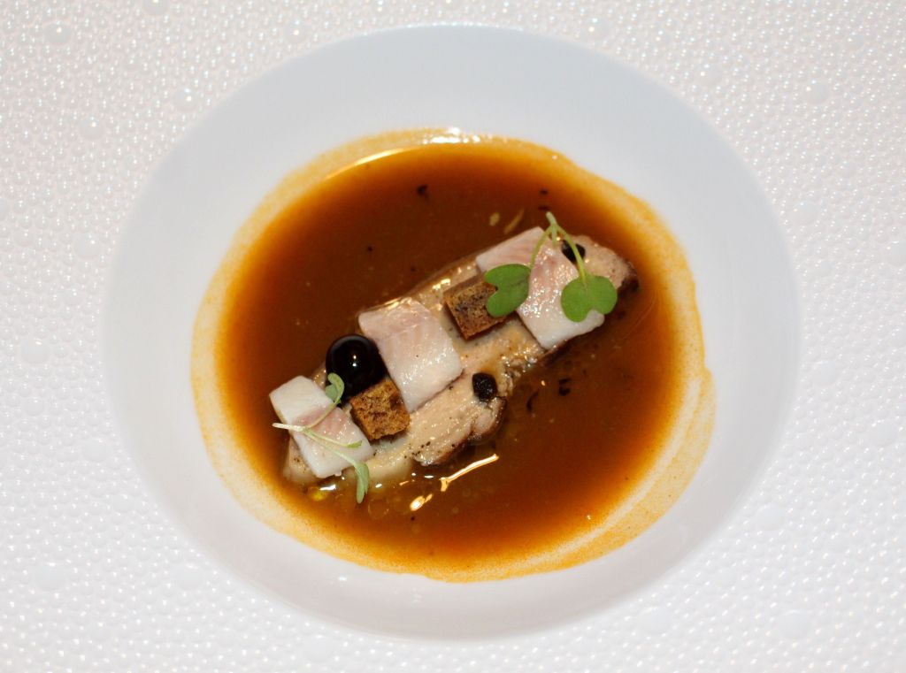 foie asado con lentejas, anguila ahumada y ajo negro