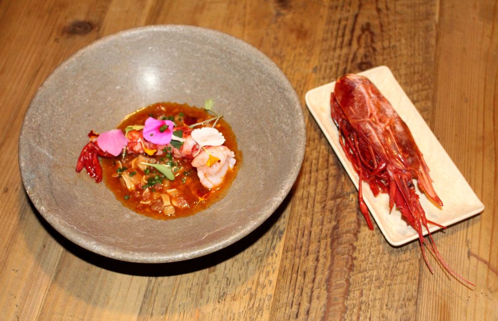 guiso de oreja asturcelta y carabinero en dos servicios