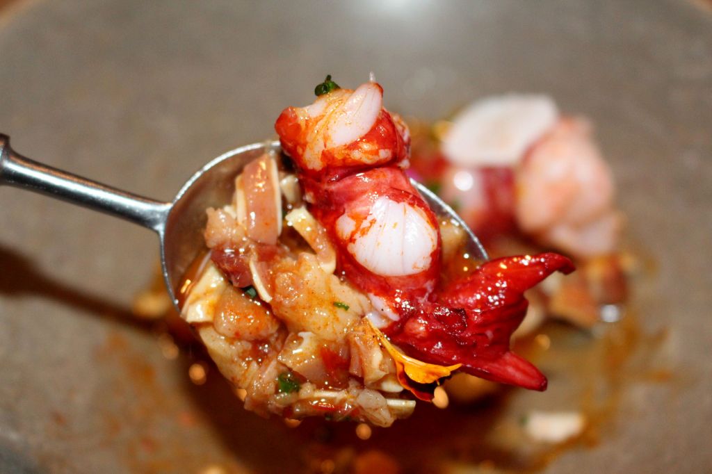 guiso de oreja asturcelta y carabinero en dos servicios